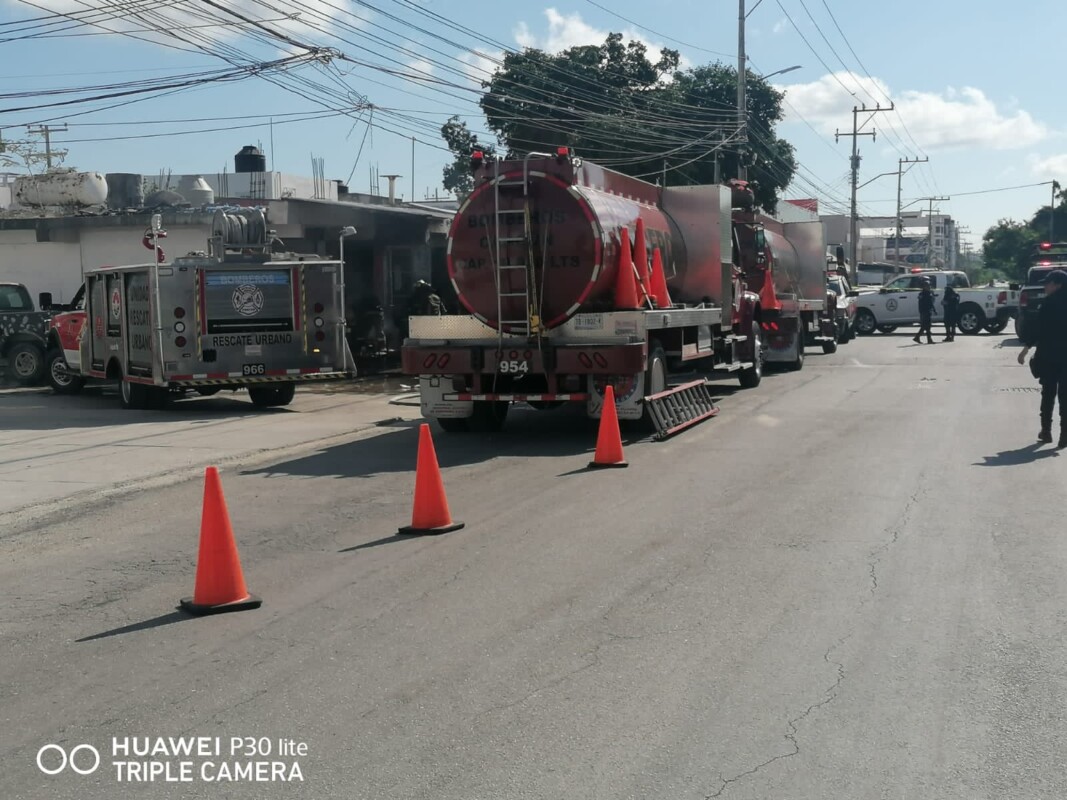 Sofocan bomberos incendio en una ferretería en la Supermanzana 516; los hechos en la avenida Politécnico y calle 133.