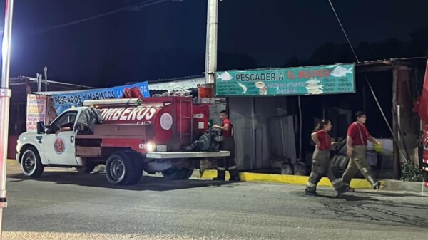 Sofocan incendio en una pescadería; dueño sospecha que fue intencional