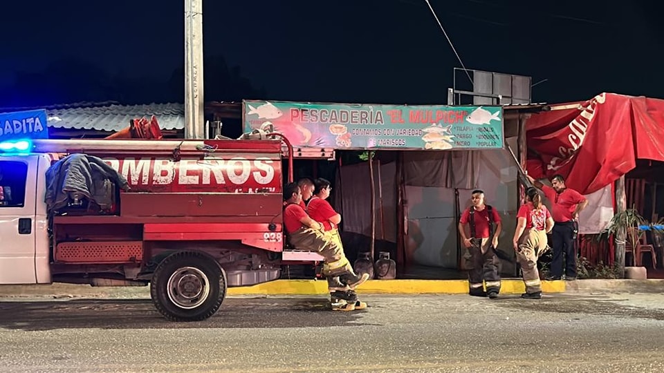 Sofocan incendio en una pescadería; dueño sospecha que fue intencional; al lugar llegó el propietario y dijo que ha tenido problemas con otros comerciantes.