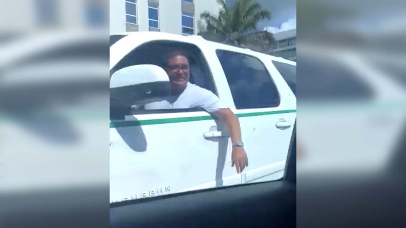Exhiben a taxista agrediendo a turista en Aeropuerto de Cancún