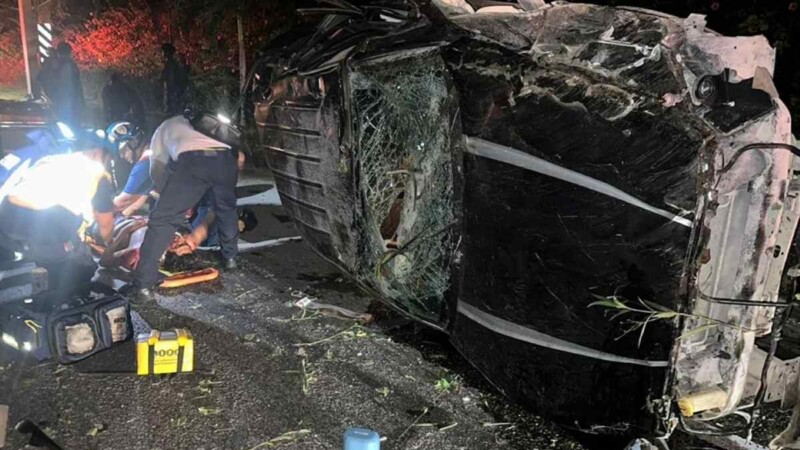 Varios trabajadores heridos al chocar y volcar una camioneta en la carretera Tulum-Playa del Carmen