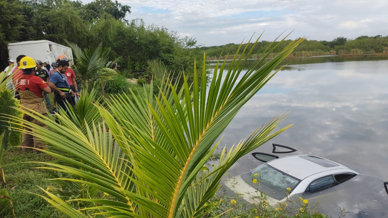 Vehículo termina hundido en una laguna en Chetumal; se sabe que una pareja eran los ocupantes de un VW Jetta.