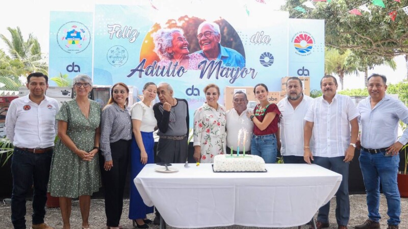 Reconoce Ana Paty Peralta esfuerzos de adultos mayores trabajadores del Ayuntamiento de BJ