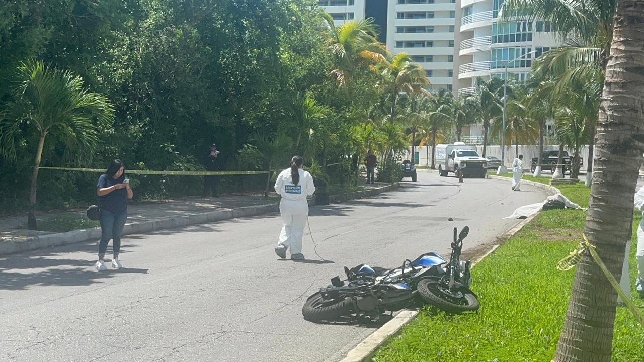 Trágica muerte de un motociclista en una avenida de la Sm 4 de Cancún; de acuerdo con testigos, perdió el control y chocó contra el camellón por el exceso de velocidad.