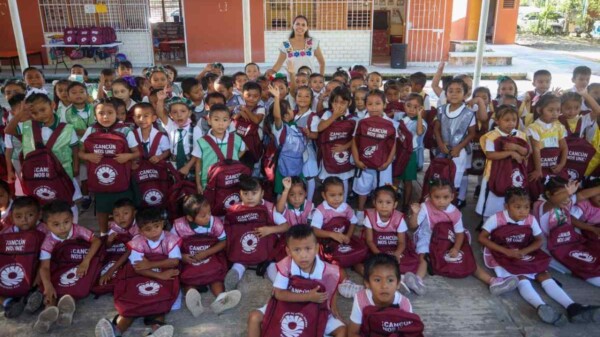 Entrega Ana Paty Peralta primeros paquetes de útiles escolares gratuitos en Cancún
