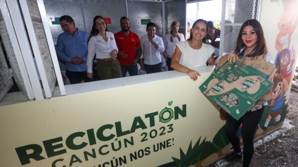 Ana Paty Peralta por un Cancún limpio abre primer punto fijo de ‘Reciclatón’ y entrega uniformes y maquinaria a servicios públicos