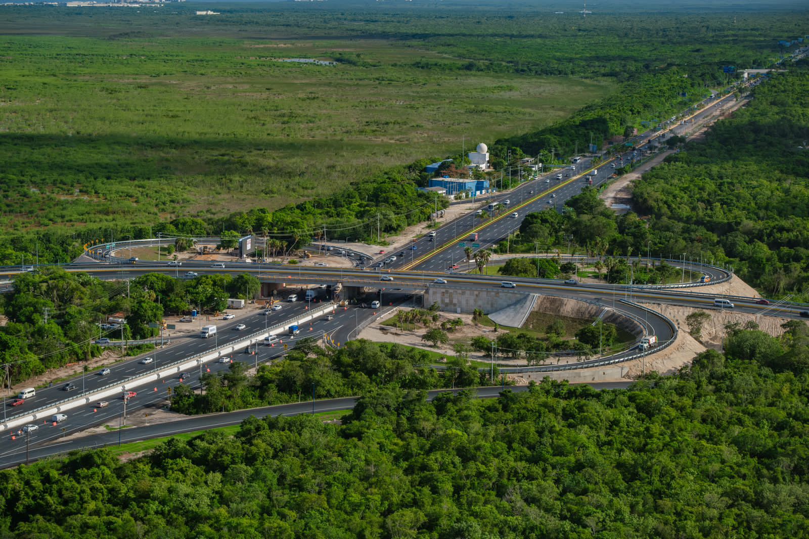 El Parque Quintana Roo, la ampliación del libramiento 180-D, el Blvd. Colosio, el distribuidor aeropuerto, la Av. Chac Mool, Puente Nichupté, la Puerta al Mar en FCP, la inversión sus calles y la remodelación en el museo de Tihosuco, son parte de las magnas obras.