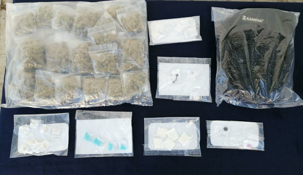 Detenido cuando ofrecía droga a estudiantes en Playa del Carmen; Saúl Esteban “N” intentó escapar en una moto. Le decomisaron diversas dosis.