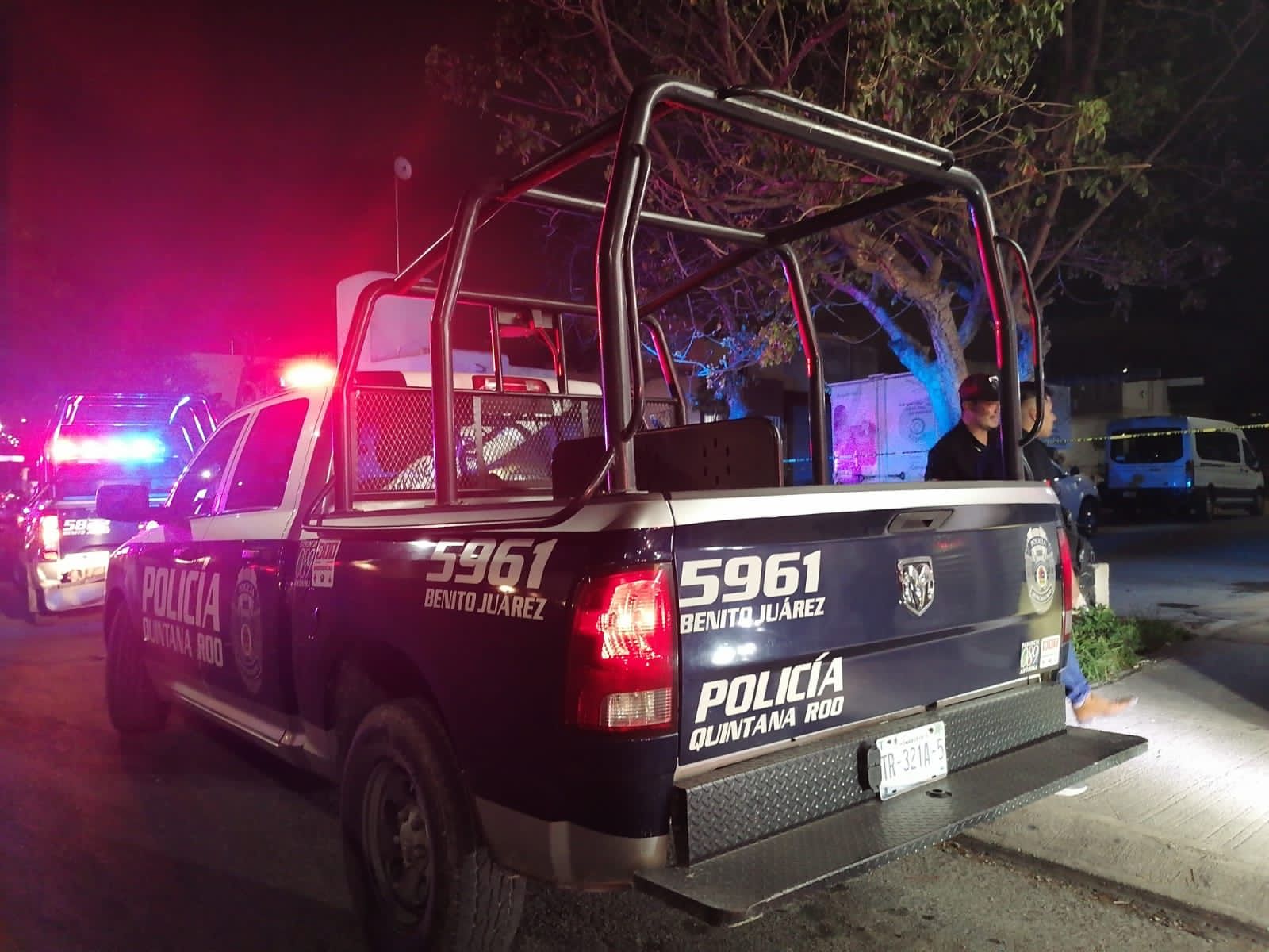 Ejecutan a limpiaparabrisas en la Supermanzana 99 de Cancún; sicarios llamaron a su puerta y al salir recibió un disparo en el tórax.