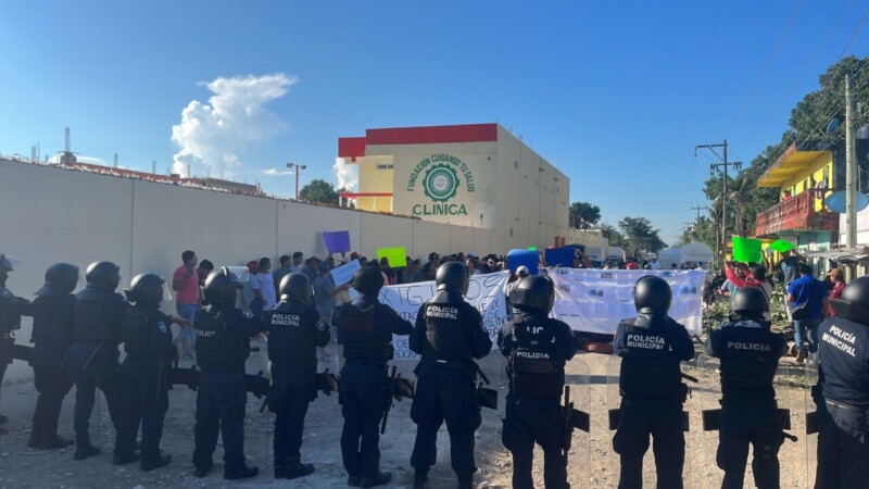 Bloquean vecinos el acceso principal de la colonia Santa Cecilia en Cancún (VIDEO)