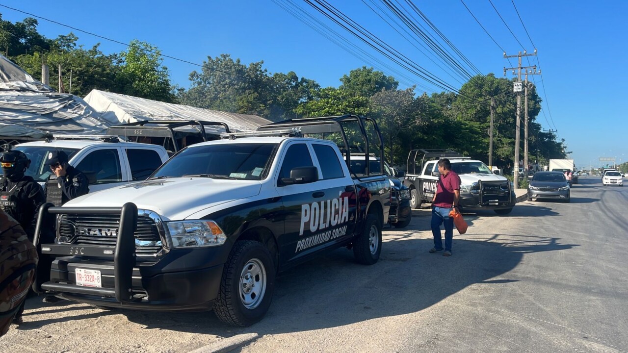 Bloquean vecinos el acceso principal de la colonia Santa Cecilia en Cancún (VIDEO); están a la espera de ser atendidos por alguna autoridad.