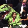 Gálvez: de dinosaurio a pijamada y encadenada, puro show