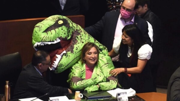 Gálvez: de dinosaurio a pijamada y encadenada, puro show