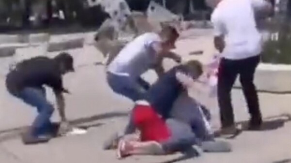 Tunden maestros Marchistas en CDMX a joven inconforme