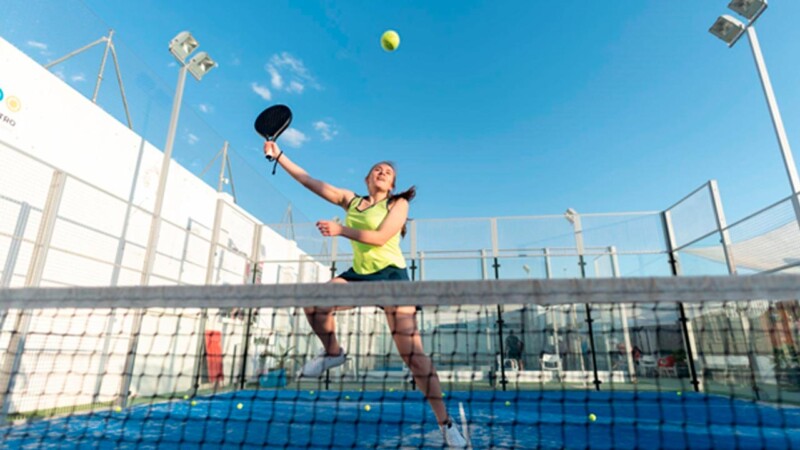 ¿Cómo equiparse para jugar al pádel?