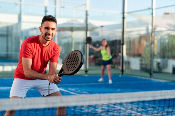 ¿Cómo equiparse para jugar al pádel?
