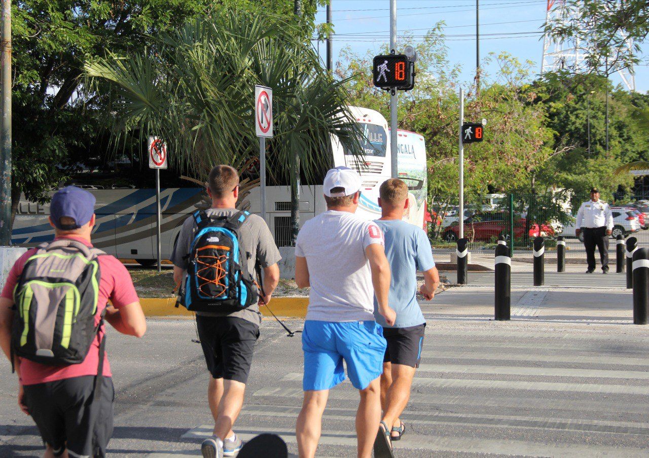 Trabaja Ana Paty Peralta en cruces peatonales seguros en Cancún; avanza proyecto de semaforización y cruces seguros en principales avenidas.