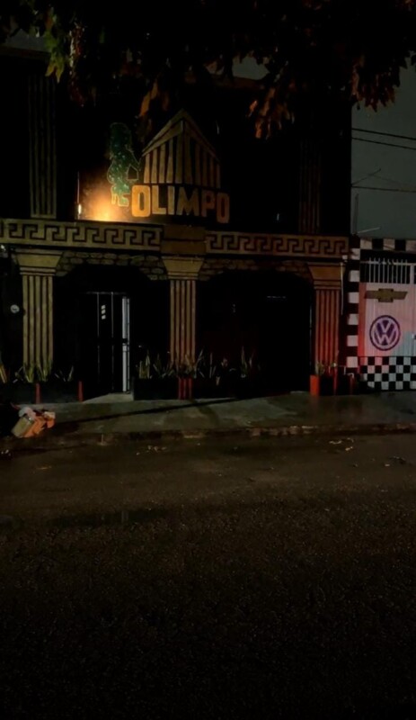Otra vez balean la fachada del bar Olimpo en Cancún; esta ves fueron al menos 10 detonaciones que se registraron en el lugar.