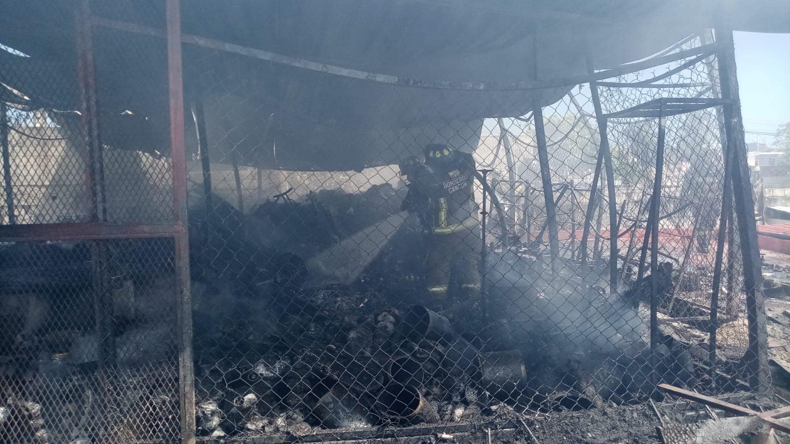 Arrasa el fuego con un bazar en la Supermanzana 92 de Cancún; personal del H. Cuerpo de Bomberos atendió la emergencia en la Talleres.