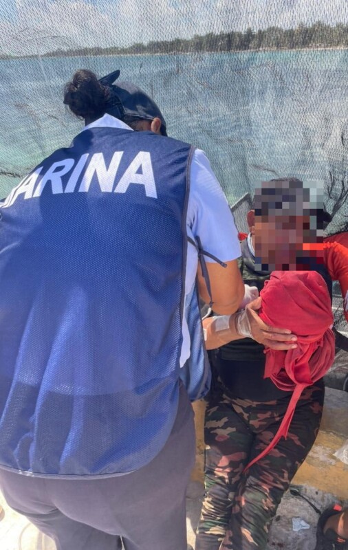 Ataca tiburón a un pescador en Banco Chichorro; personal naval realizó la evacuación médica de emergencia de una persona de 59 años.