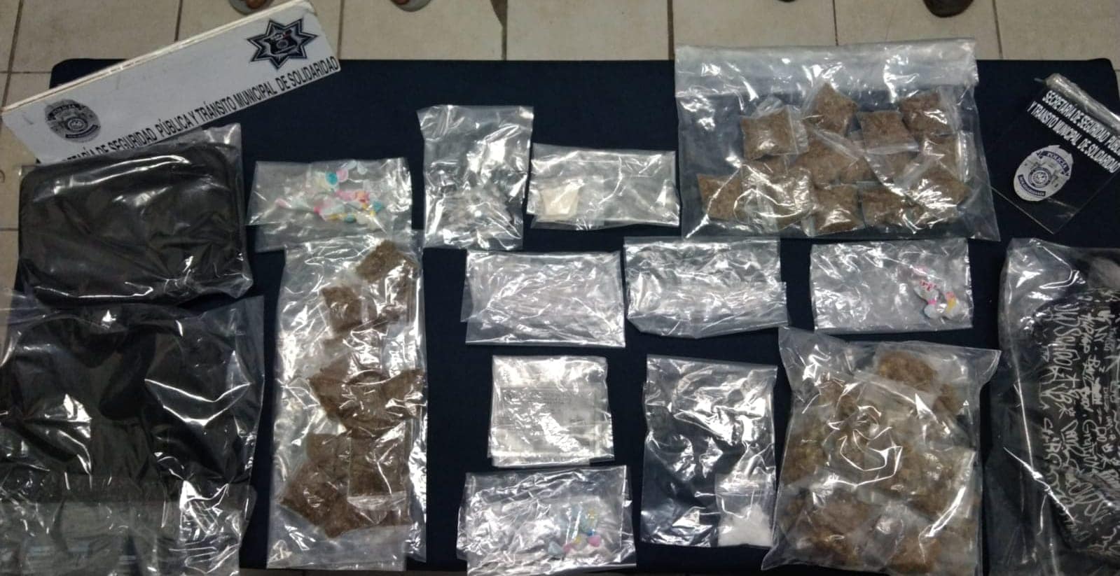 Cae en Playa del Carmen trío de narcomenudistas fuereños; policías les hallaron dosis de mariguana, cocaína y hasta de metanfetaminas.