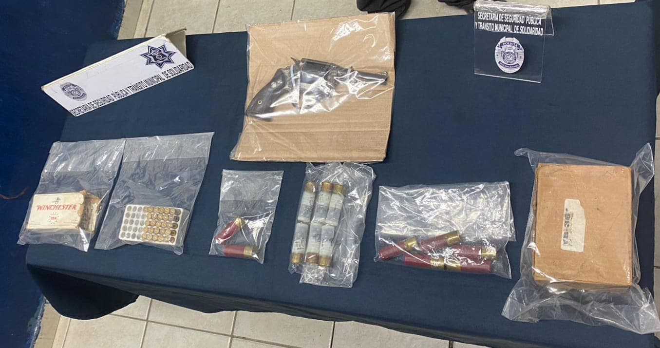 Detienen a un sujeto armado en Playa del Carmen; policías le hallaron un revólver y cartuchos de diversos calibres.