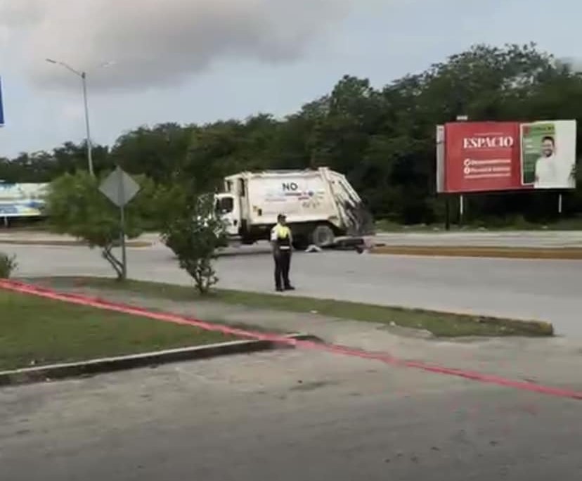 En Playa del Carmen muere un motociclista al impactarse contra camión de la basura; el accidente se produjo cuando el chofer viró bruscamente.