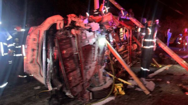 Choque y volcadura de una van deja varios lesionados en Playa del Carmen