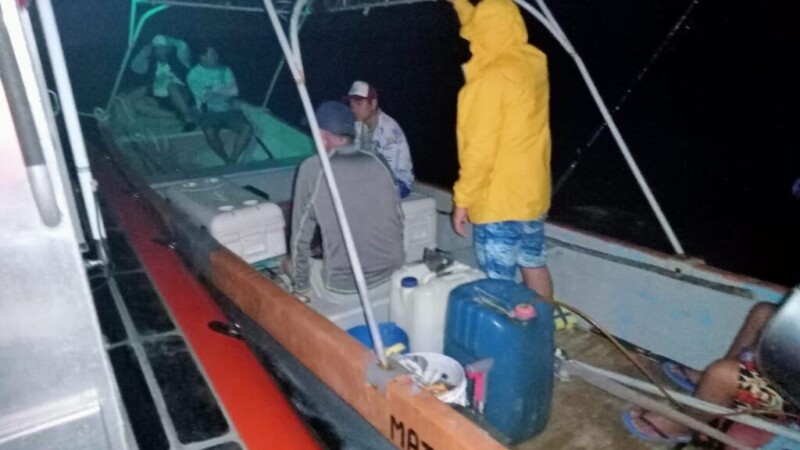 Rescata la Marina a seis pescadores que zozobraron en la bahía de Chetumal