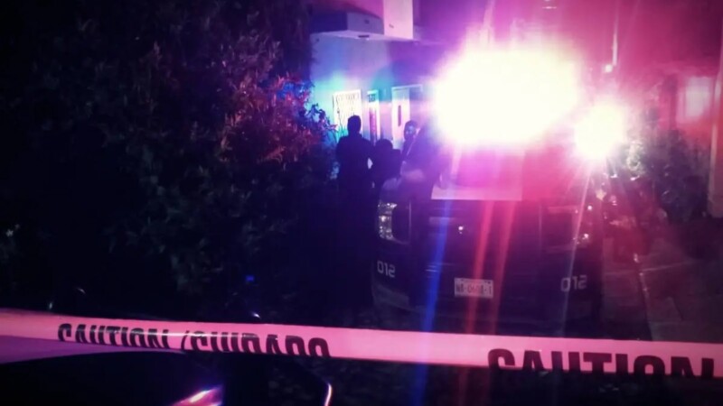 Abandonan ataúd con un cadáver afuera de una casa