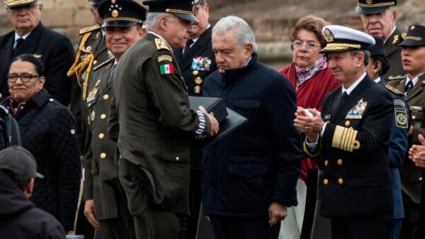Entrega AMLO presea a Salvador Cienfuegos