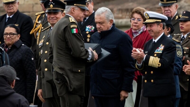 Entrega AMLO presea a Salvador Cienfuegos