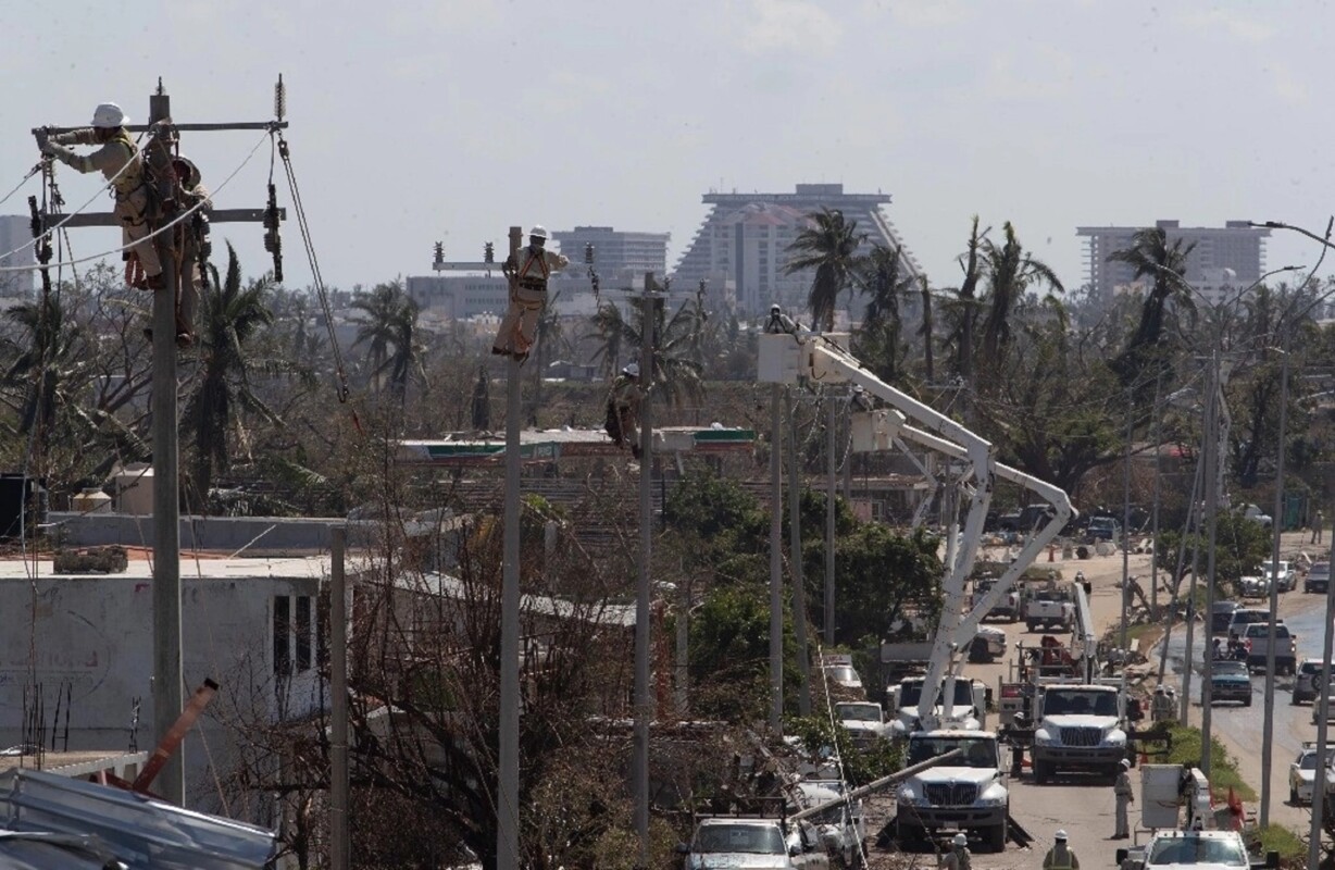 Avanza la reconstrucción de la infraestructura eléctrica por parte de la CFE en Acapulco y para muestra un botón; el huracán ‘Otis’ derribó 10 mil 275 postes para los cables de luz y ya han levantado 3 mil 570, de acuerdo con el reporte de ayer de la Comisión Federal de Electricidad. La imagen, en Acapulco. Foto Alfredo Domínguez