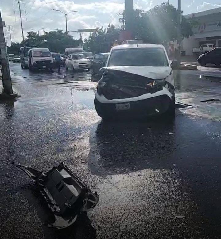 Al menos 10 lesionados al chocar y volcar una combi de TTE en Cancún; el operador no respetó el alto del semáforo y lo impactó una minivan.