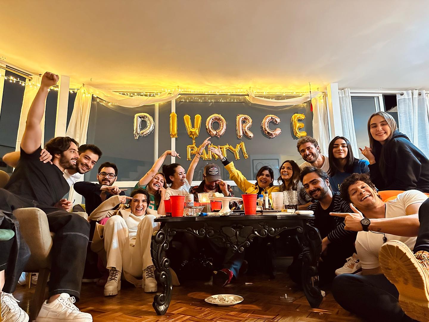Amigos de Rodrigo Cachero organizaron una fiesta de divorcio