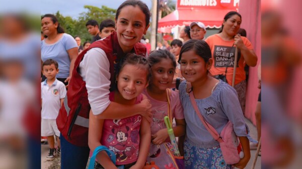 Ana Paty Peralta y vecinos de la SM 253 contribuyen por un Cancún limpio