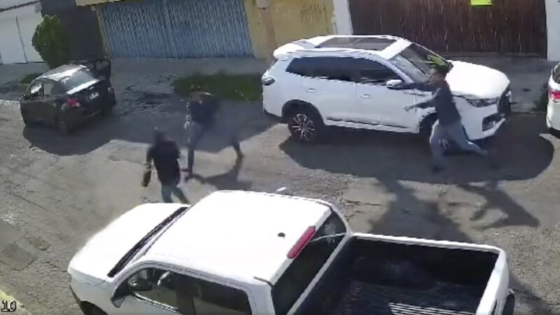 Graban violento asalto a balazos en Puebla