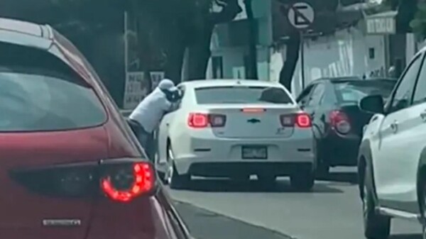Atracan a conductor en CDMX a plena luz del día