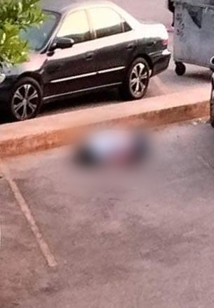 Asesinan a balazos a una mujer en el fraccionamiento Prado Norte de Cancún; la víctima quedó tendida en el área de estacionamiento.