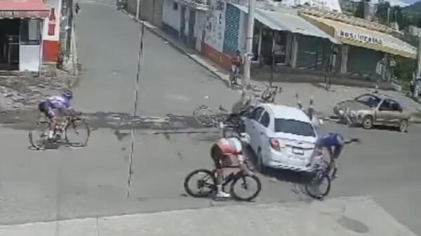 Imprudente automovilista causa carambola de ciclistas en Puebla