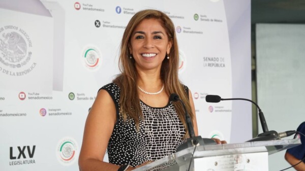 Marybel Villegas lucha por descuentos en transporte para estudiantes