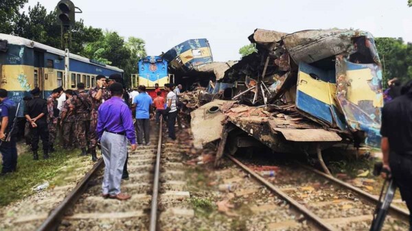 Choque de trenes deja 17 muertos en Bangladesh.