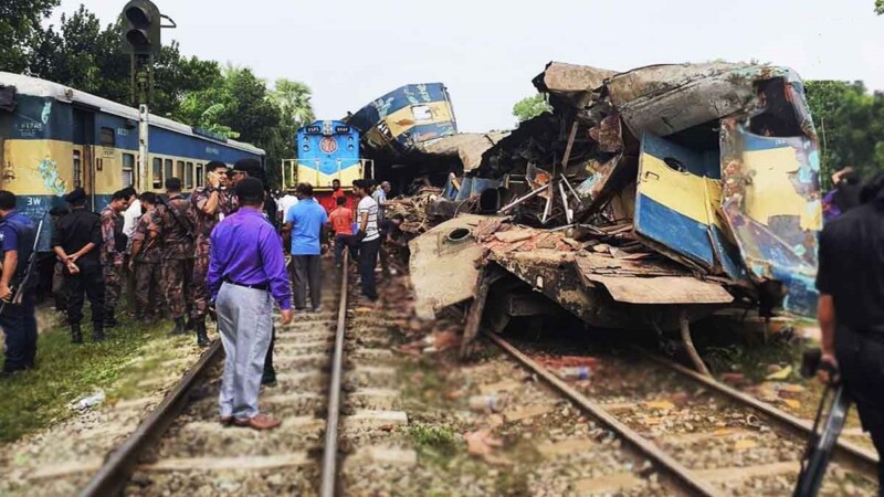 Choque de trenes deja 17 muertos en Bangladesh.