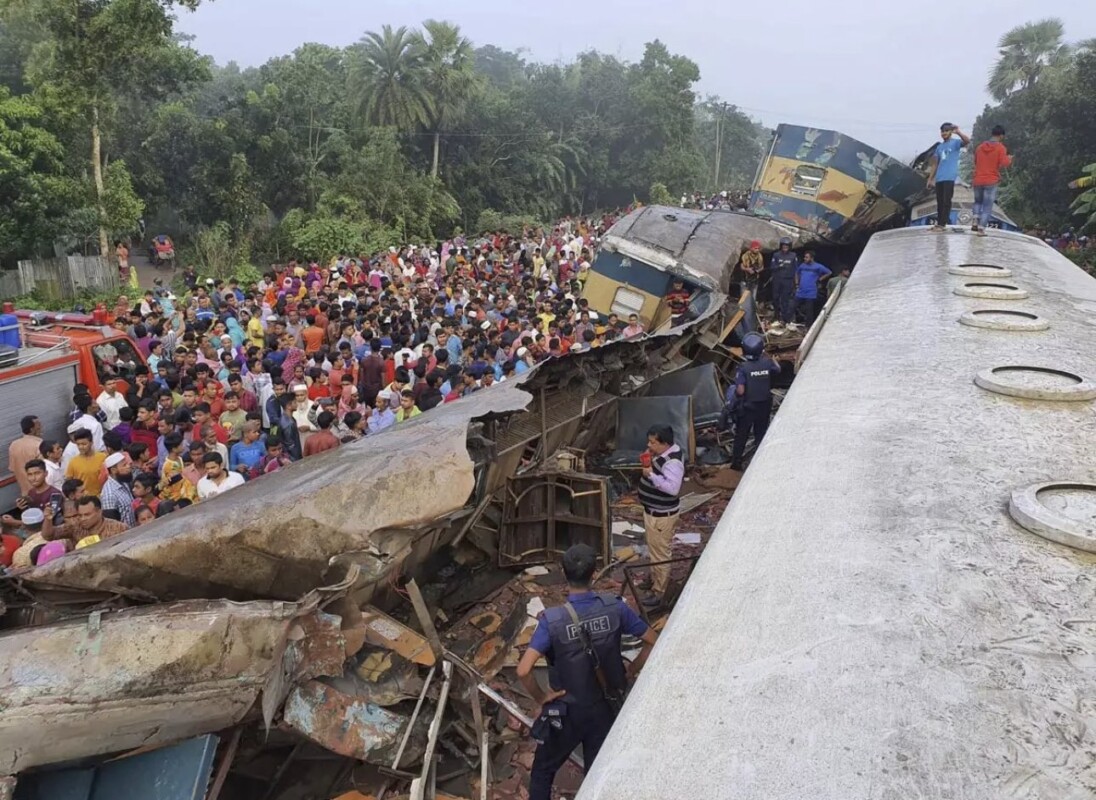 Choque de trenes deja 17 muertos en Bangladesh; es el peor accidente de este tipo registrado en el país asiático.