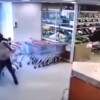 Empleado de supermercado abate a ladrón de un "cocacolazo"