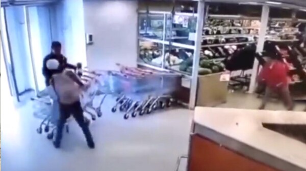 Empleado de supermercado abate a ladrón de un "cocacolazo"