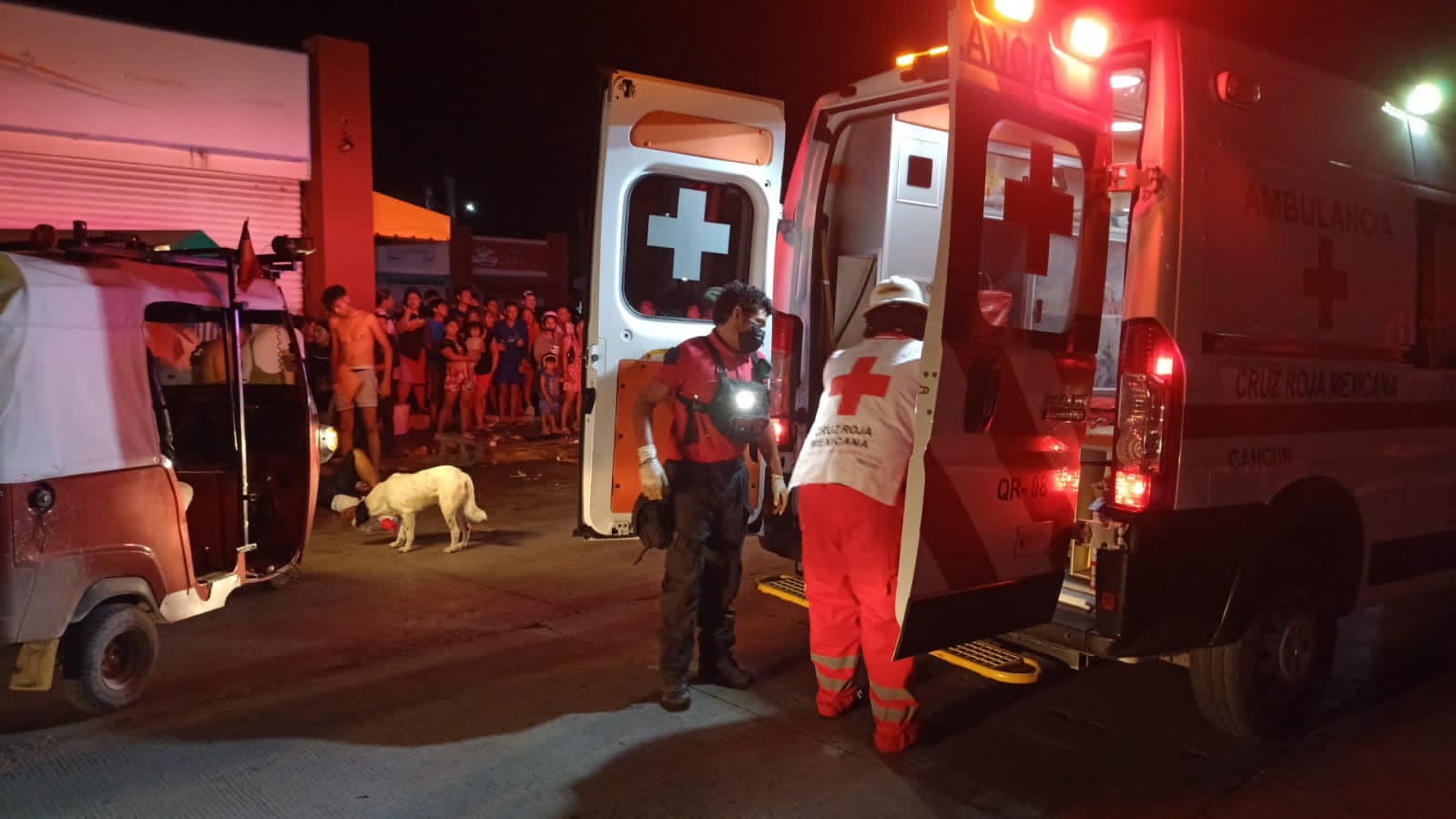 Conductor embiste a siete personas en un puesto de tacos en Paraíso Maya; los lesionados fueron llevados al Hospital General.