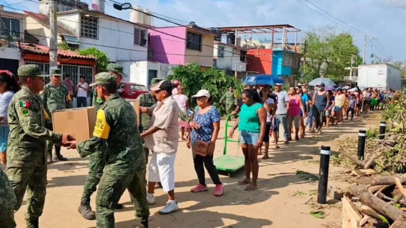 Damnificados por huracán ‘Otis’ reciben despensas