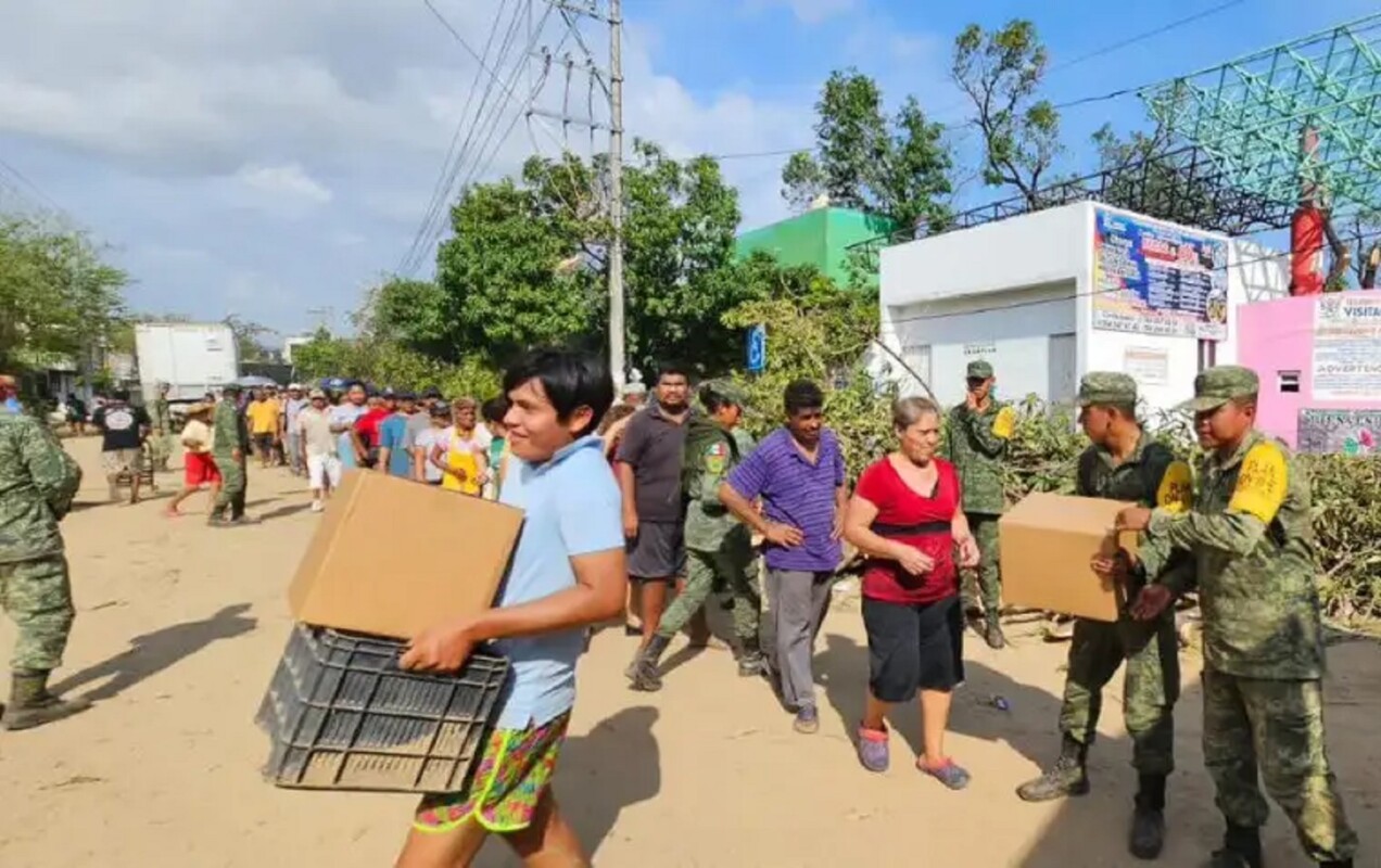 Personal de Sedena, Semar y Guardia Nacional comenzó el reparto de ayuda a afectados por el huracán 'Otis'. Foto La Jornada.