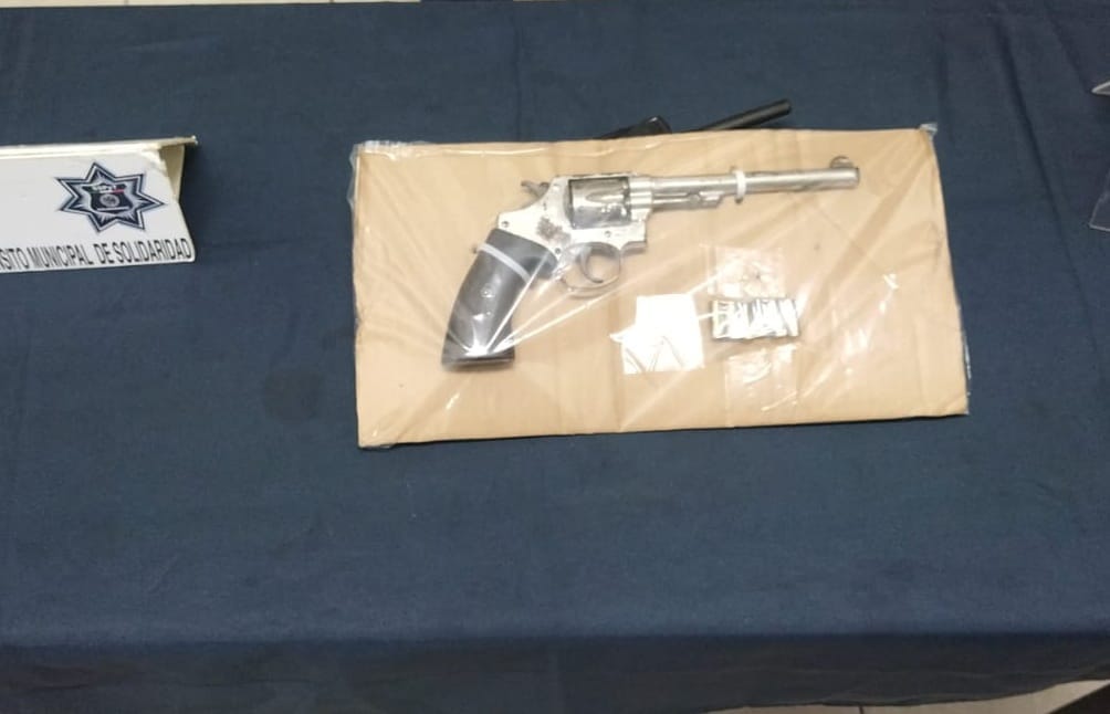 Detienen a sicario tras balear a empleado de joyería en Playa del Carmen; a Carlos “N” le decomisaron un revólver con seis cartuchos.